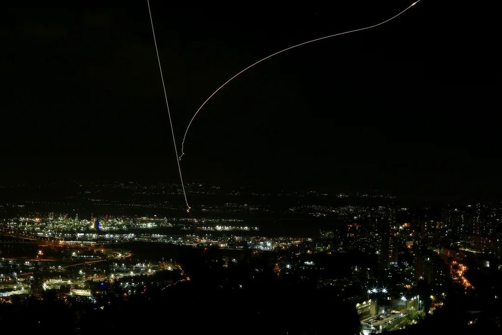 Un sistema de defensa aérea israelí lanza misiles para interceptar cohetes disparados desde Líbano, en el norte de Israel.FOTO (Xinhua)&nbsp;