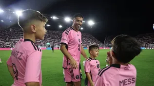 Luis Suárez junto a sus dos hijos varones y Mateo Messi luego del triunfo de Inter Miami