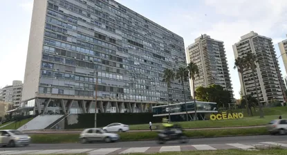 Edificio Panamericano sobre la Rambla de Pocitos
