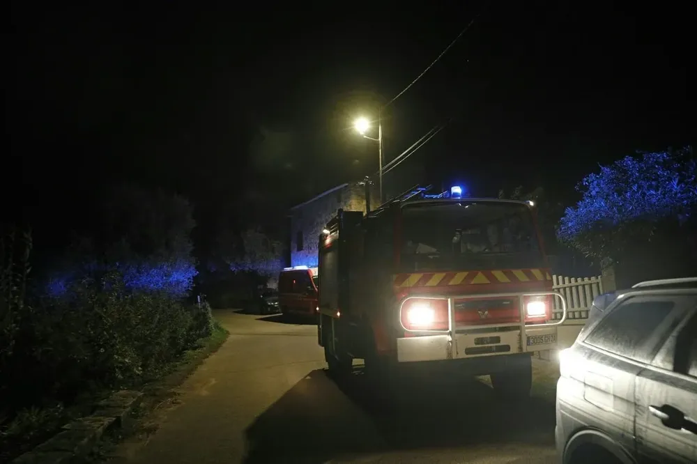 Dotaciones de bomberos se movilizaron para apagar los incendios provocados por los atentados.