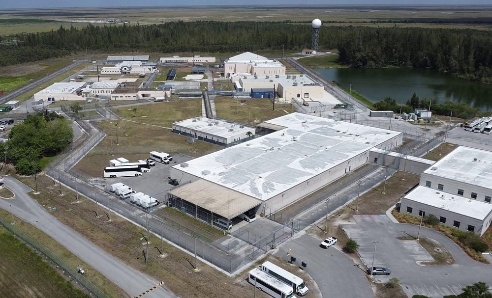 El centro tiene capacidad para casi 600 personas, pero el límite se ha sobrepasado.