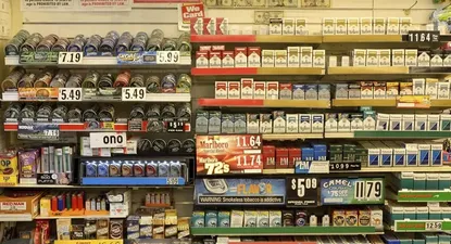 EEUU - Vista de paquetes de tabaco expuestos en una tienda de Nueva York