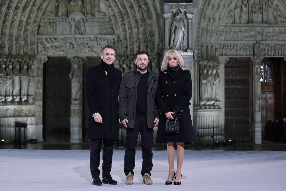 Brigitte y Emmanuel Macron, con Volodimir Zelenski. EFE