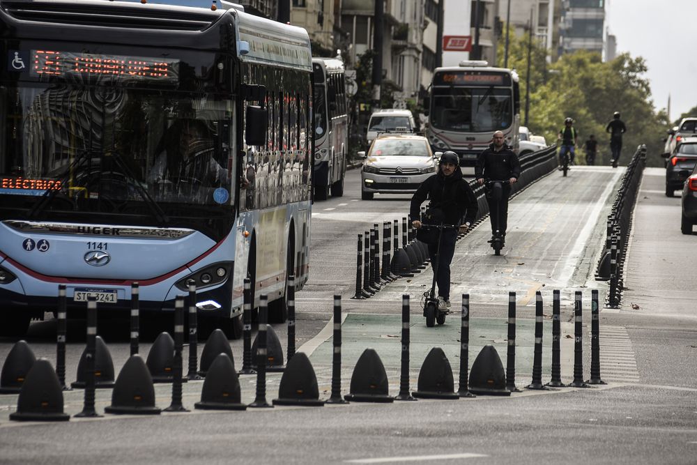20250408 Vista de la Avenida 18 de julio y la bicisenda, monopatines, bus eléctrico, centro, tránsito, autos.