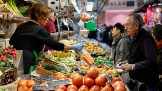 Un gran número de personas se ha acercado durante este sábado, víspera de Nochebuena, al Mercado Central en Valencia.