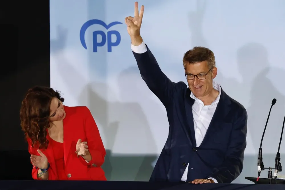 Alberto Núñez Feijóo festeja la vicroia junto a Isabel Díaz Ayuso en la casa del Partido Popular.