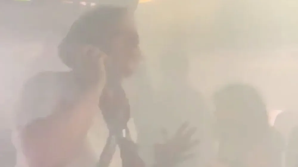 El humo blanco comenzó a salir del sistema de ventilación poco antes de aterrizar.