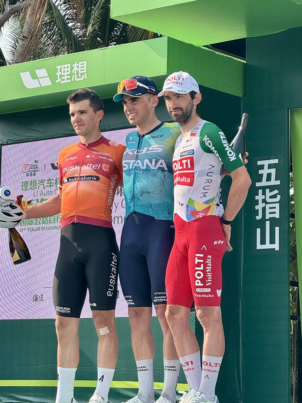 El uruguayo Thomas Silva en el podio en el Tour de Hainan 