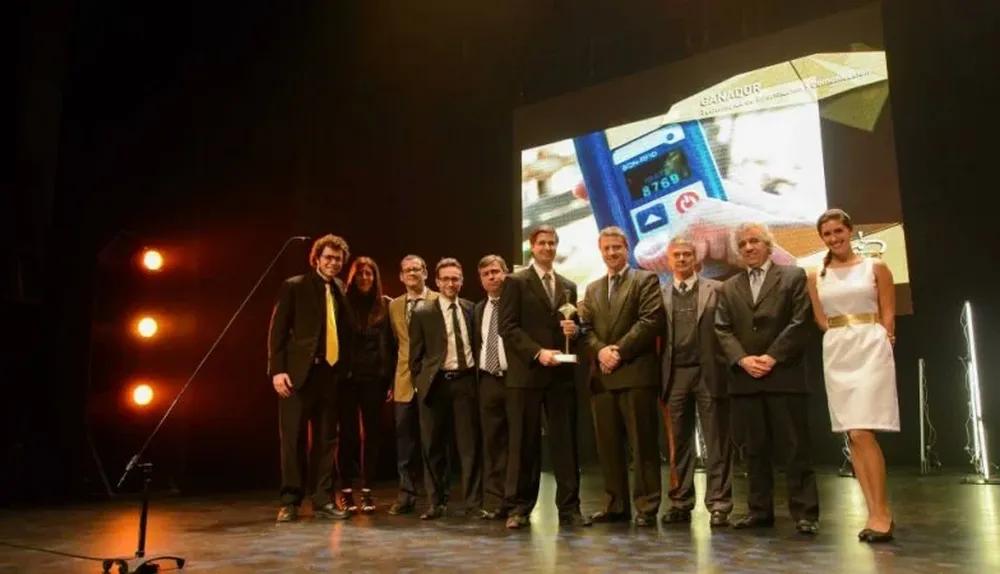 El equipo de BQN al recibir el Premio Nova