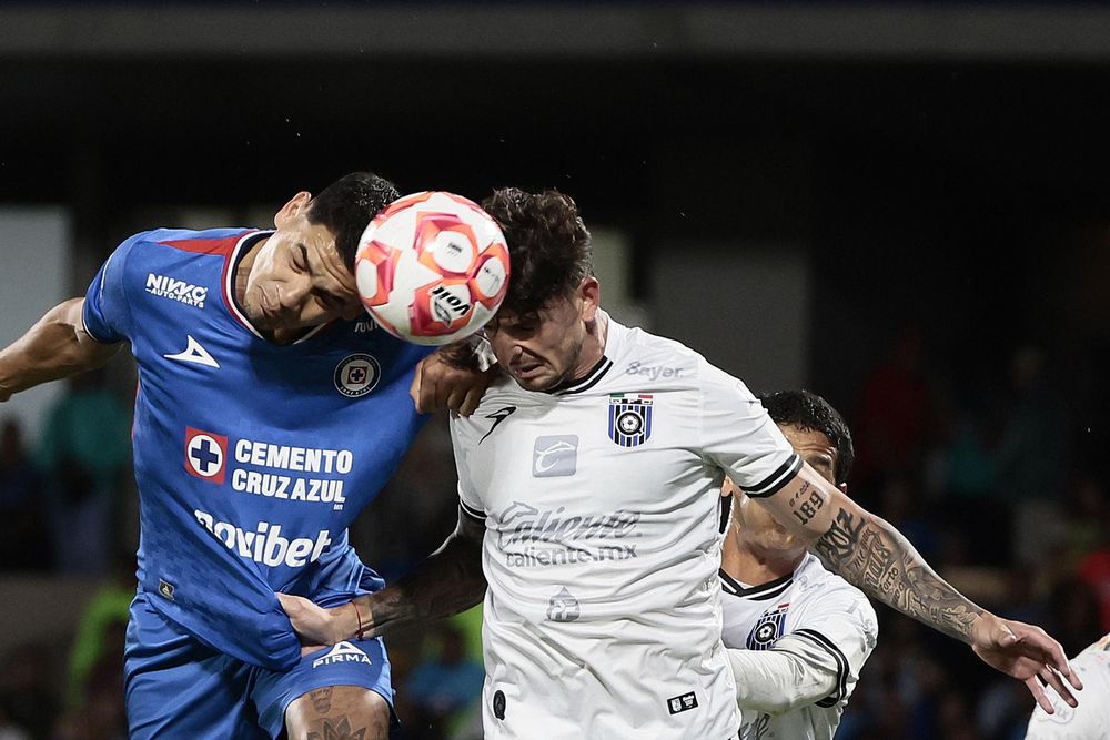Gabriel Fernández de Cruz Azul disputa el balón con Santiago Damián Homenchenko de Querétaro 