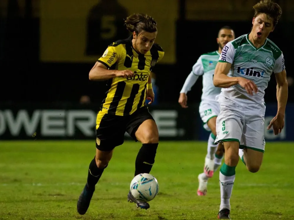 Agustín Canobbio fue el mejor de Peñarol ante Plaza Colonia, pero no encontró un socio adecuado