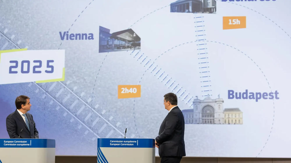 Los comisarios Raffaele Fitto y Apostolos Tzitzikostas, durante la presentación del plan de la red europea de alta velocidad. 