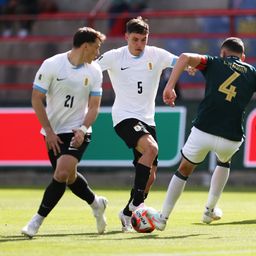 Luis Haquín de Bolivia disputa un balón con Manuel Ugarte de Uruguay por Eliminatorias