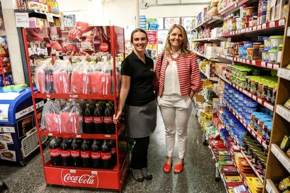 Tanya Karpeitshick y Mercedes Steneri en la confitería y autoservice Nuevo Porvenir