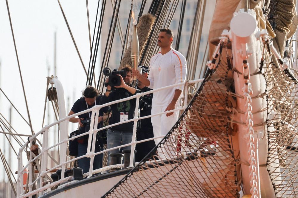 La llama olímpica llega al puerto de Marsella para los Juegos Olímpicos París 2024