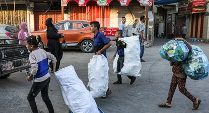 Refugiados palestinos huyen hacia el sur de la Franja de Gaza, lindante con Egipto.