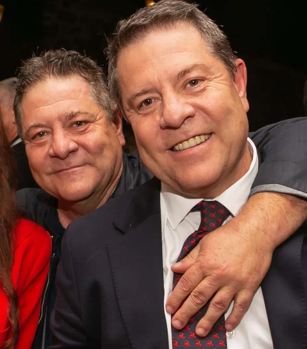 El presidente de Castilla-La Mancha, Emiliano García-Page, y su hermano gemelo Javier García-Page.