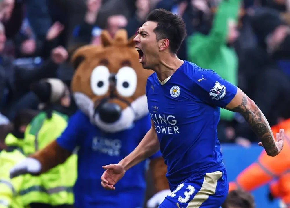 Ulloa festeja el gol para el triunfo de Leicester ante Norwich, para seguir líder de la Premier