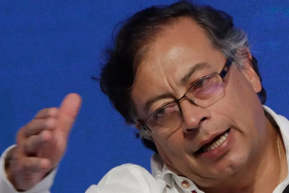 “Anuncio que centenares de jóvenes detenidos por participar en protesta serán declarados gestores de paz antes de Nochebuena en Colombia”, manifestó Petro