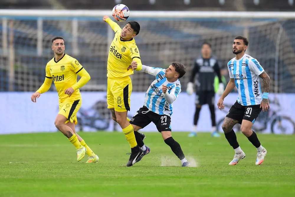 Nicolás Fernández de Peñarol ante Matías Ocampo de Cerro por el Torneo Intermedio