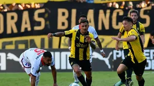 Eduardo Darias y Maximiliano Silvera de Peñarol, ante Nacional
