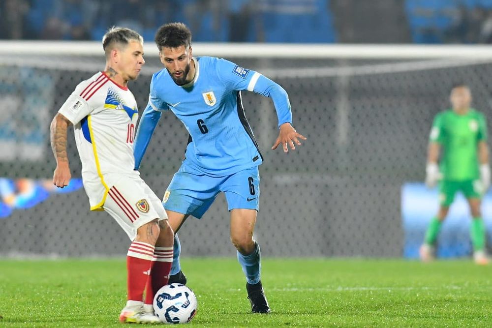 Yeferson Soteldo de Venezuela ante Rodrigo Bentancur con Uruguay por Eliminatorias