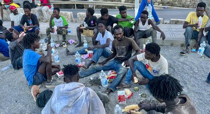 Los entre 3.500 y 5.000 migrantes, según el Gobierno de Ceuta, que la Delegación del Gobierno ha rebajado este lunes a 2.500, que aún no han retornado a Marruecos viven en las calles de la ciudad, la mayoría de ellos de la caridad o las aportaciones ciudadanas