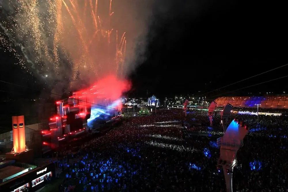 Brasil- Fuegos pirotécnicos iluminan la noche en el palco Mundo durante la apertura del Rock in Río