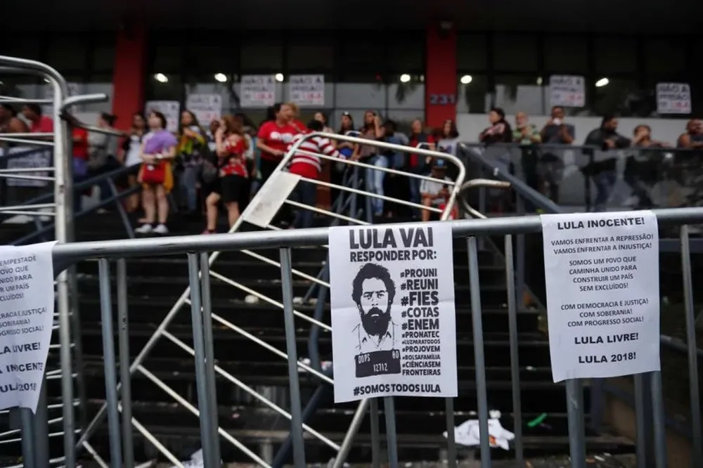 MIlitantes impiden la salida de Lula da Silva del Sindicato Metalúrgico para que se entregue a la Policía.