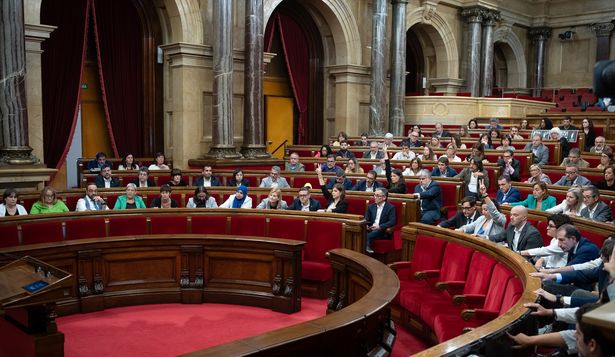 Diputados durante una sesión plenaria en el Parlament de Cataluña.