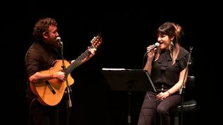 La cantante Rozalén (d) y el guitarrista Javi Collado, en el concierto solidario para los afectados por la DANA.