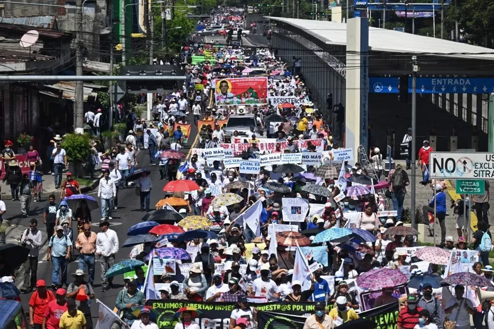 En El Salvador se realizó una masiva marcha de protesta contra la reelección del presidente Bukele y las detenciones arbitrarias