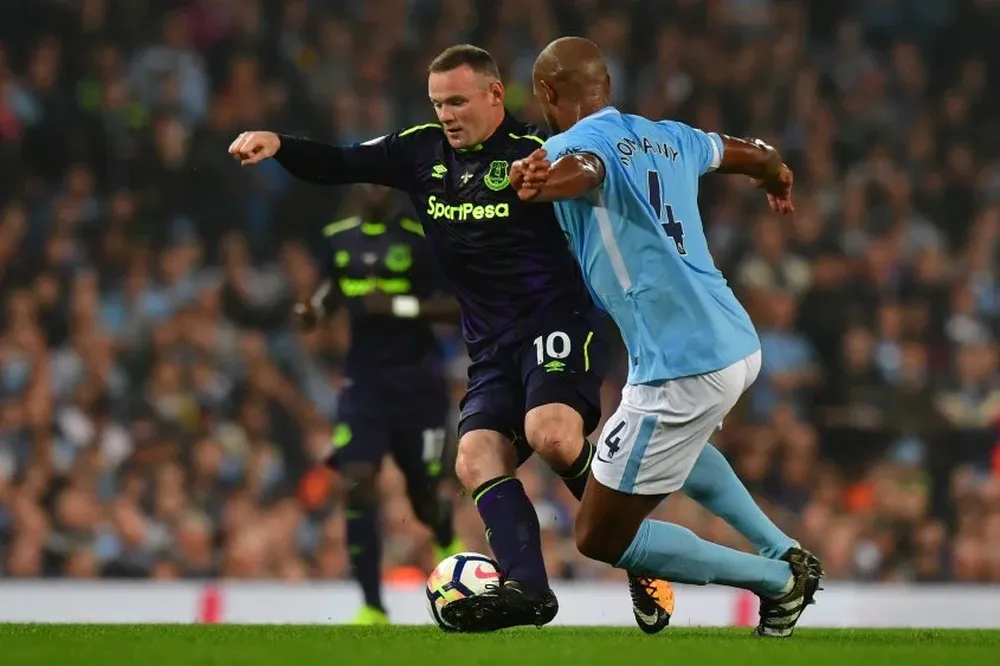 Wayne Rooney y Vincent Kompany