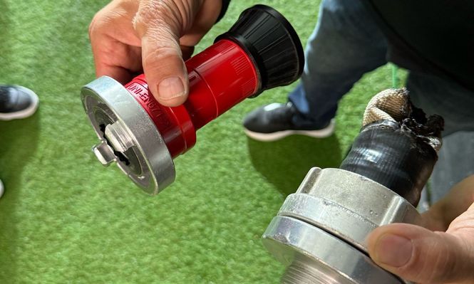 Algunos de los proyectiles que lanzó parte de la hinchada de Cerro a la de Peñarol por lo que se suspendió el partido por el Torneo Apertura