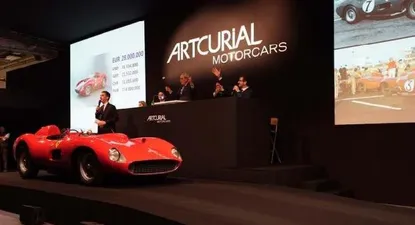 El momento en el que se subastó el coche Ferrari 335 S