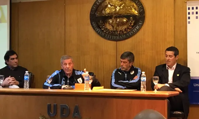 Llegó Uruguay a Mendoza y Tabárez fue homenajeado