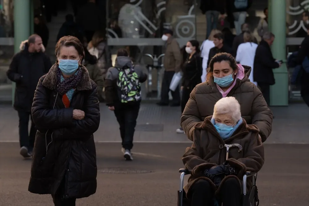 Varias personas con mascarillas, en el Hospital Clínic de Barcelona.