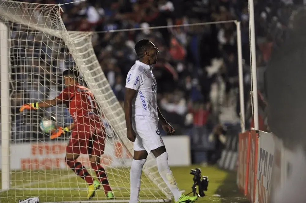 Hugo Silveira celebra el gol del triunfo ante Racing