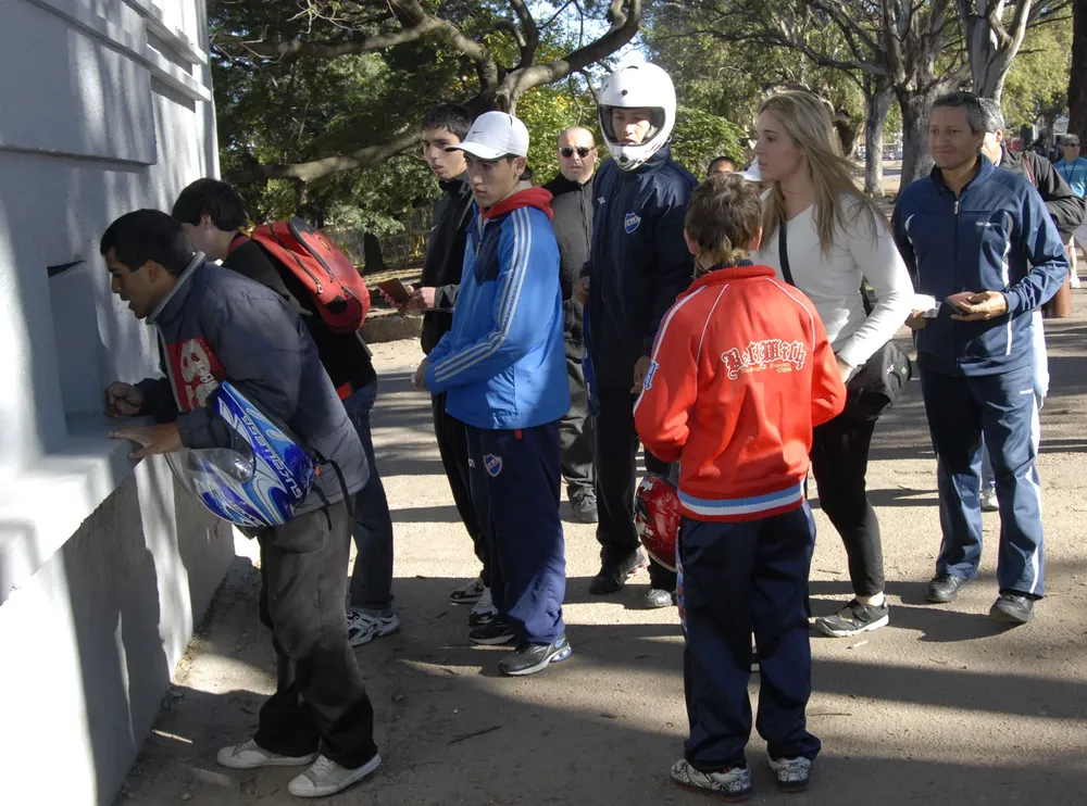 Los hinchas compran sus entradas en el Centenario