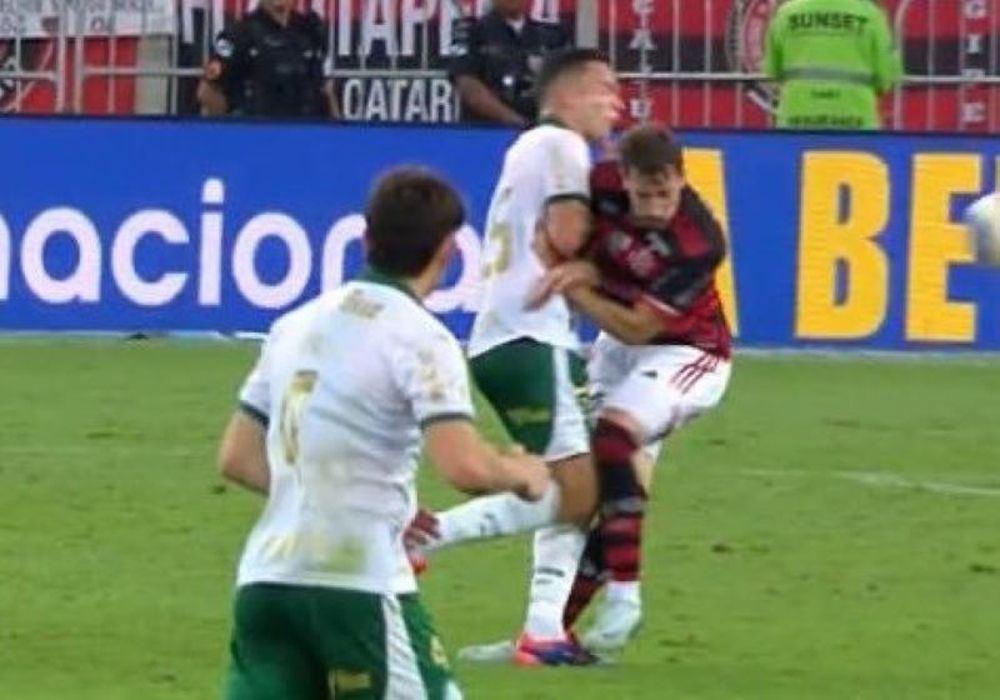 Matías Viña recibió un golpe en su rodilla derecha este domingo