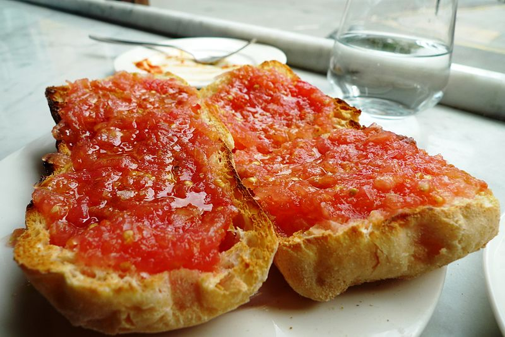 Pan con tomate y sal, el desayuno clásico y moderno de España.