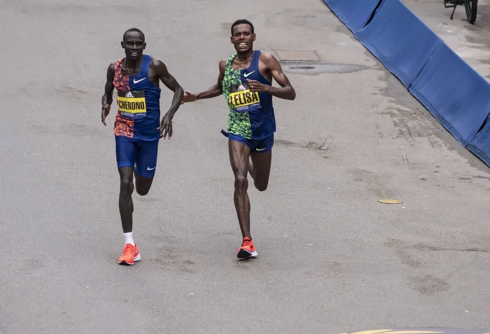 El último esfuerzo de Lawrence Cherono y Lelisa Desisa en el Maratón de Boston 2019