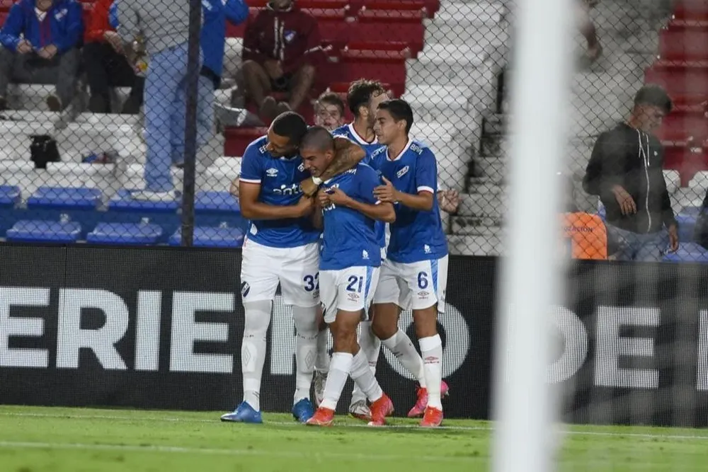 El abrazo con sus compañeros