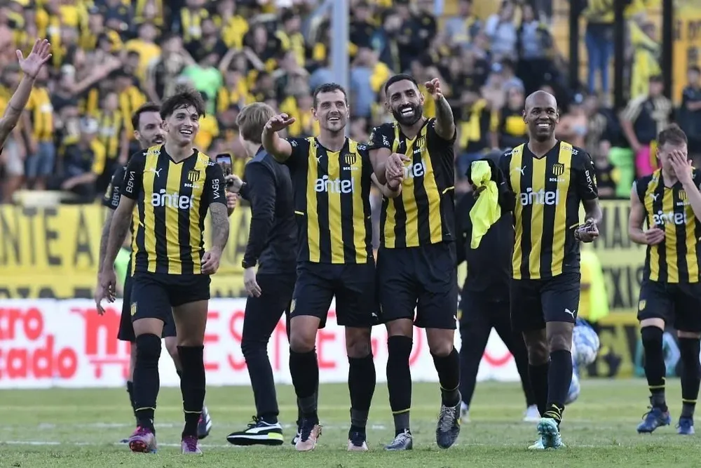 Peñarol celebra el triunfo ante Nacional en el CDS