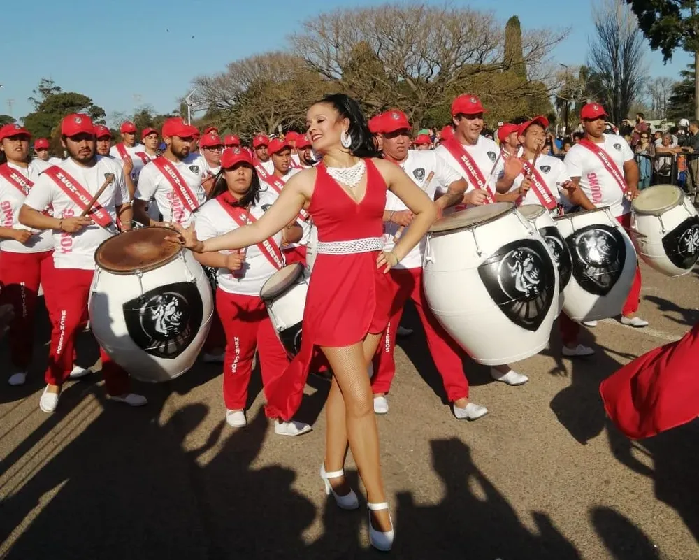 La vedette y la cuerda de tambores de la comparsa Hechiceros este domingo en Montevideo.