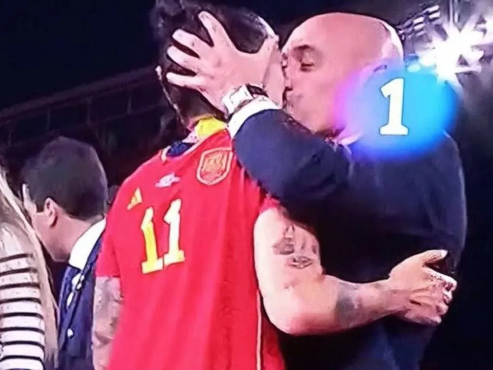 El beso de la polémica.