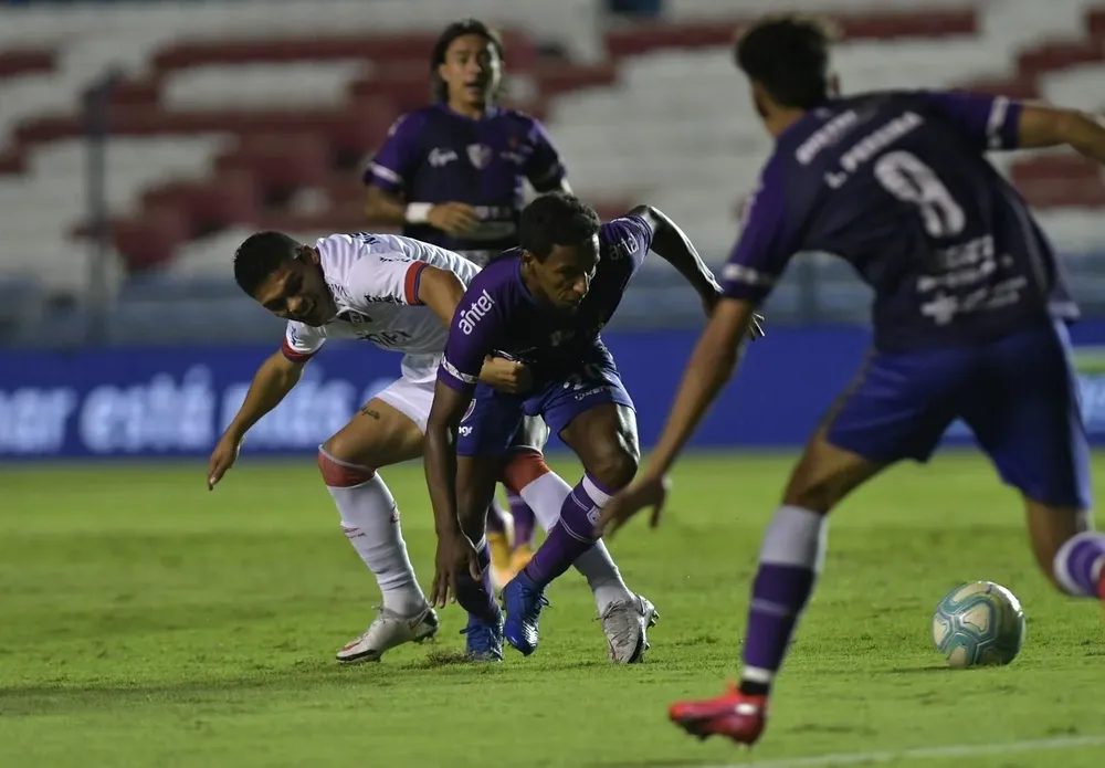 Álvez lucha para controlar a un inquietante Ocampo