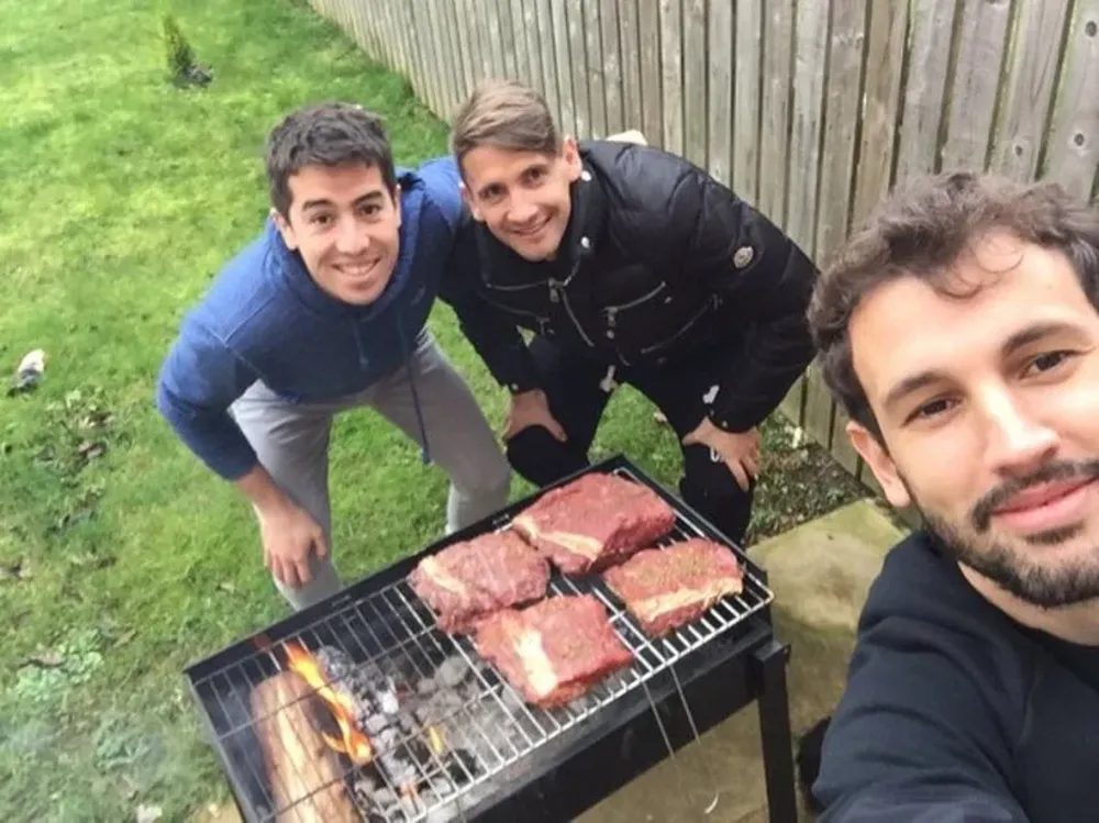 Stuani y el asado con sus compañeros De Pena y Ramírez