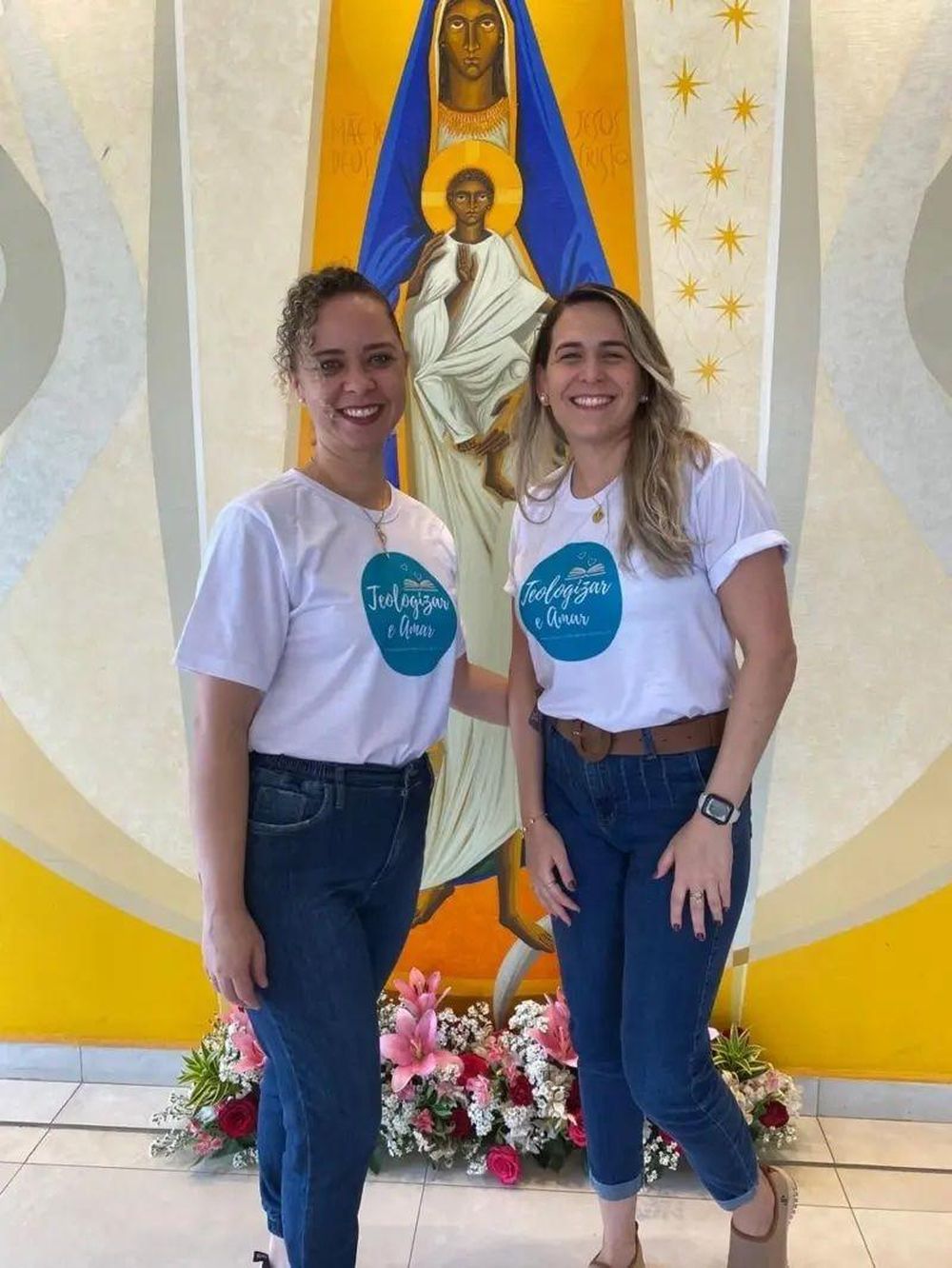 La empleada bancaria Pamella Barbosa Silva (cabello rizado) y su prometida en eventos de la iglesia