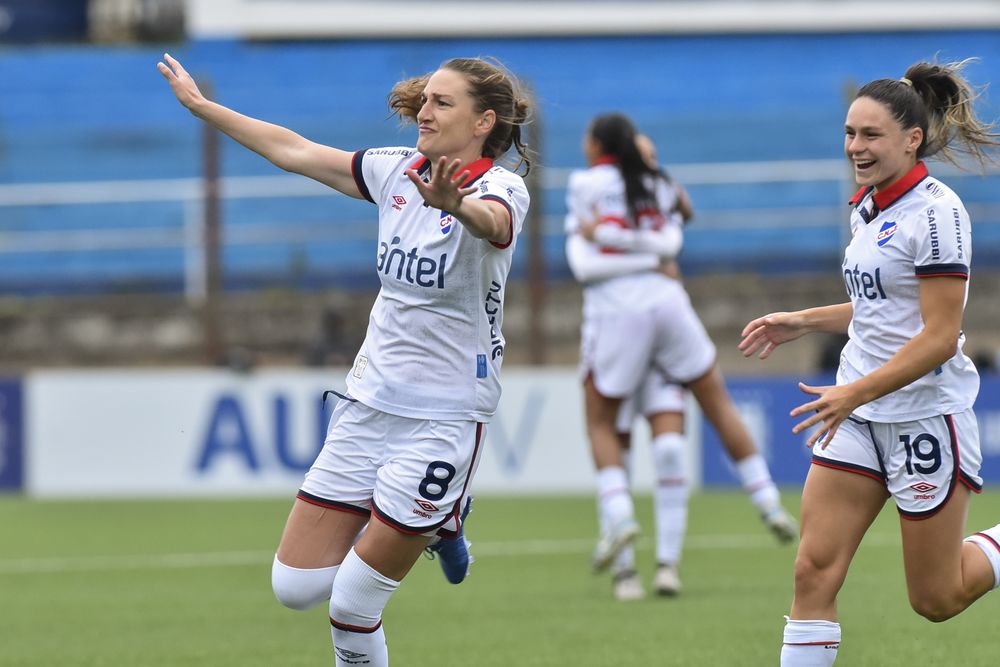 Sofía Oxandabarat celebra uno de sus goles contra Peñarol en 2024